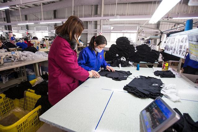 大姐組建5個(gè)班組，工人月工資可達(dá)6000元 臨時(shí)變身口罩工服裝廠復(fù)工復(fù)產(chǎn)紀(jì)實(shí)